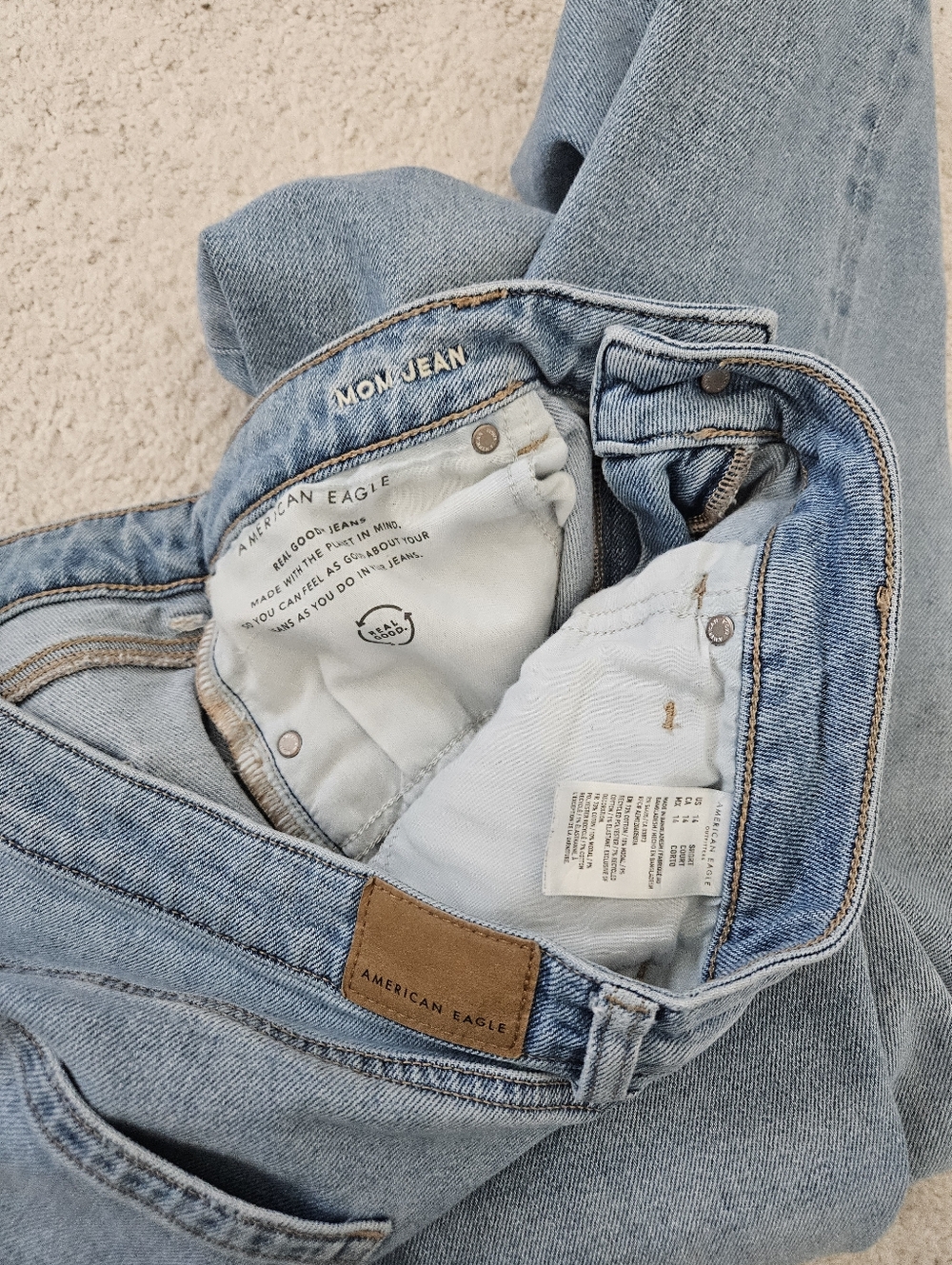 American Eagle | Mom Jean Light Wash Denim Womens 14 Short - Picture 5 of 5
